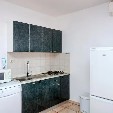 Apartment With A Parking Space Pirovac, Sibenik - 15320 Pirovac
