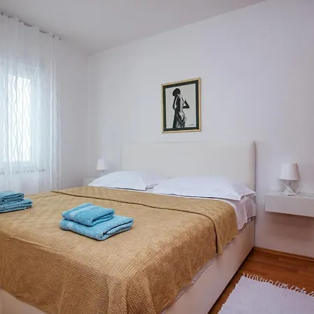 Apartment With A Parking Space Pirovac, Sibenik - 15320
