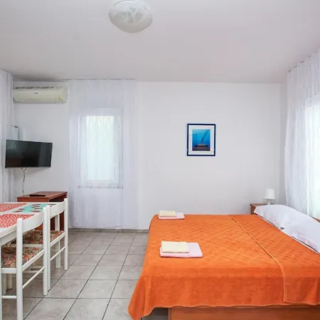 Apartment With A Parking Space Pirovac, Sibenik - 15320 *