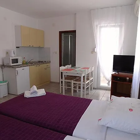 Apartman With Parking Space Pirovac, Sibenik - 15320